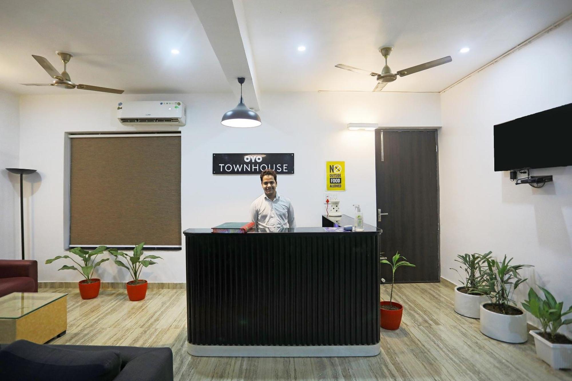 Super Townhouse Cloud Bay, Near Genpact, Sector-69, Gurgaon Hotell Exteriör bild