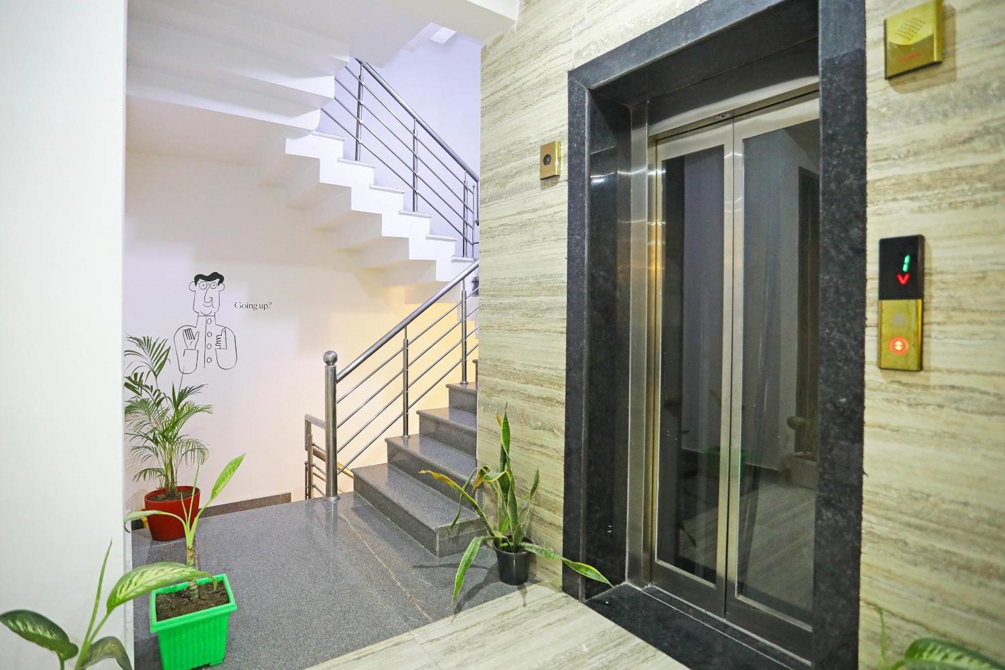 Super Townhouse Cloud Bay, Near Genpact, Sector-69, Gurgaon Hotell Exteriör bild