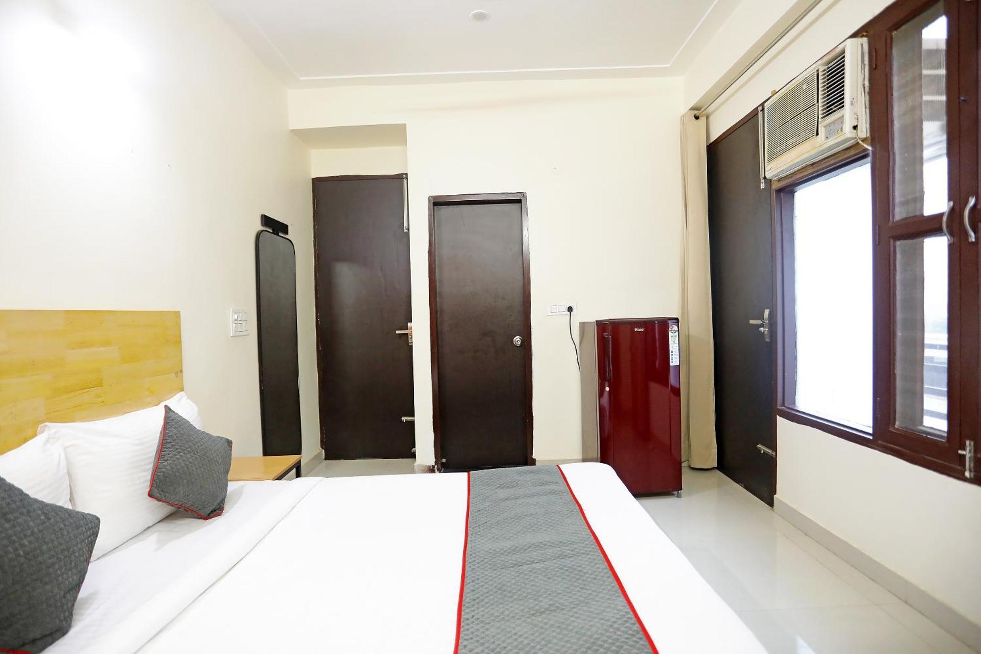 Super Townhouse Cloud Bay, Near Genpact, Sector-69, Gurgaon Hotell Exteriör bild