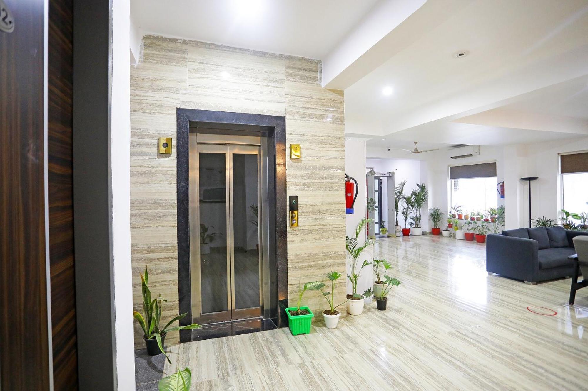 Super Townhouse Cloud Bay, Near Genpact, Sector-69, Gurgaon Hotell Exteriör bild