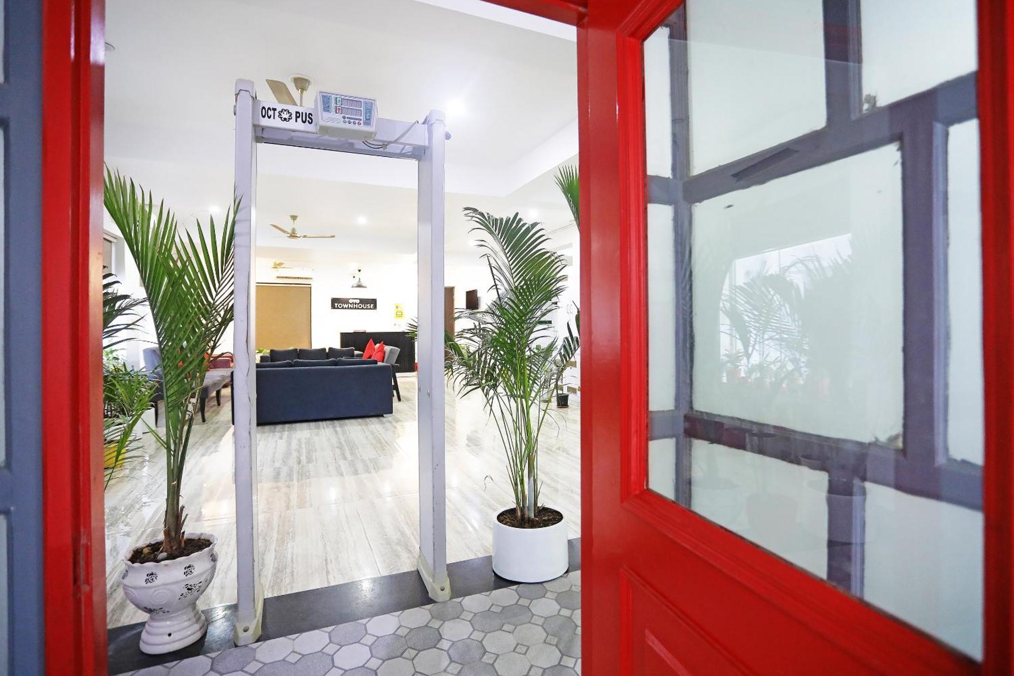 Super Townhouse Cloud Bay, Near Genpact, Sector-69, Gurgaon Hotell Exteriör bild