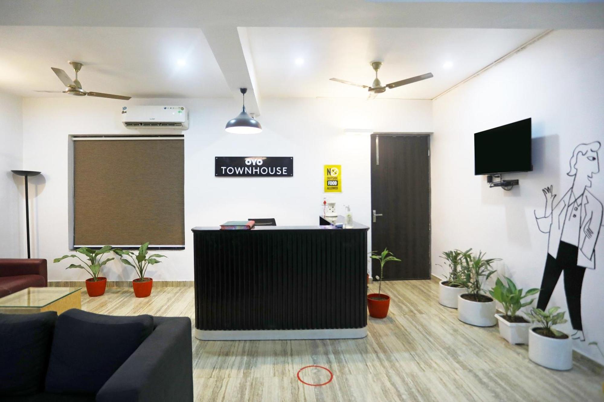 Super Townhouse Cloud Bay, Near Genpact, Sector-69, Gurgaon Hotell Exteriör bild